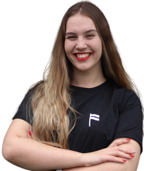 Foto de Caroline, do Time FEJERS 23, sorrindo e com os braços cruzados, vestindo a camiseta da FEJERS.