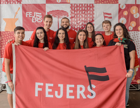 Foto do Time FEJERS 24 segurando a bandeira da FEJERS.